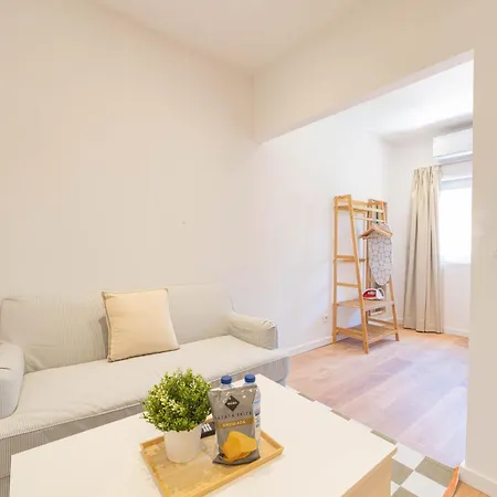 Апартаменти Campolide Cozy & *